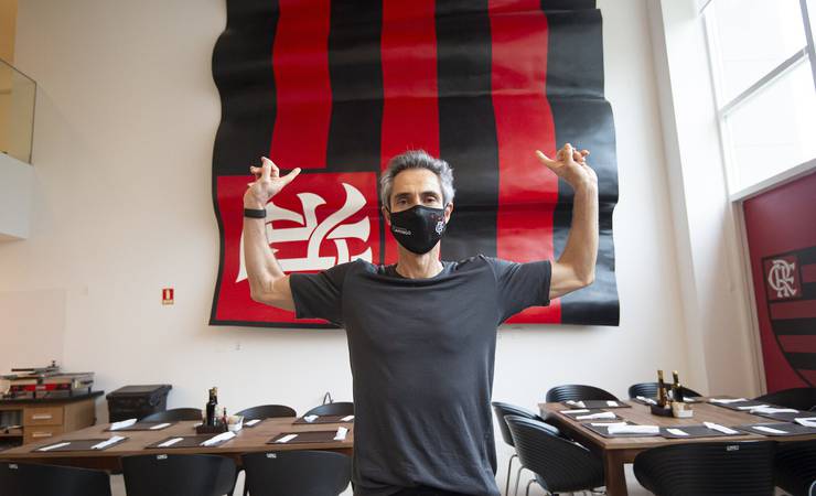 Após férias e sob novo comando, elenco do Flamengo se apresenta no Ninho do Urubu