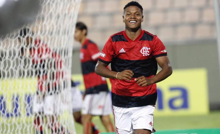 Destaque em goleada do Flamengo na Copinha, Matheus França revela inspiração em Vini Jr
