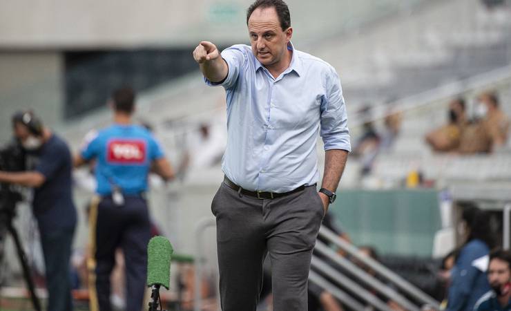 Sem "solução caseira", Flamengo segue com Ceni, mas sob avaliação constante