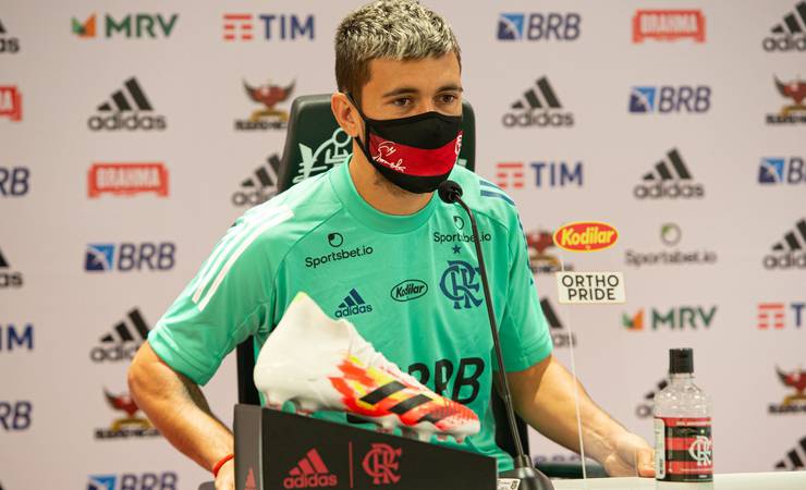 Arrascaeta torce por permanência de Jesus no Flamengo, mas ressalta: "Assunto pessoal dele"