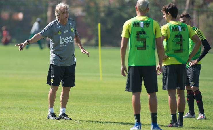 A dois dias da estreia, Jesus dá pistas da escalação com Arrascaeta e Rafinha titulares