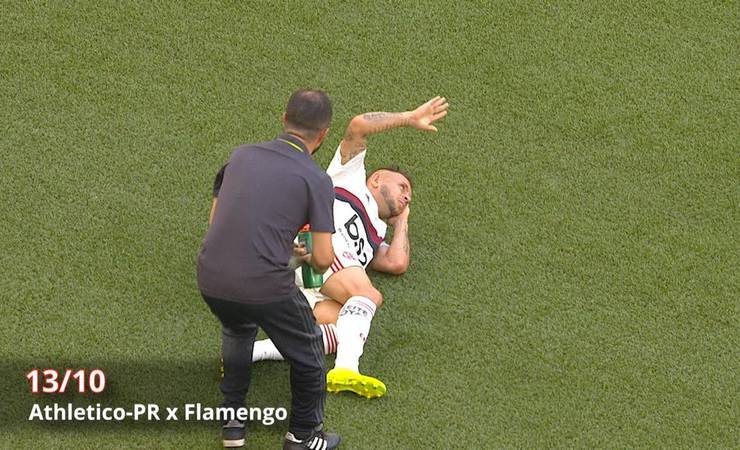 Três pancadas em oito dias: Rafinha é atingido em sequência no rosto em jogos do Flamengo. Veja vídeo