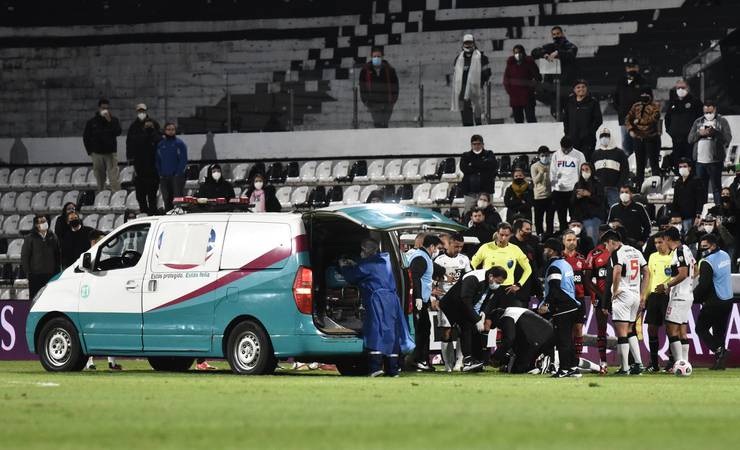 Após choque com Arrascaeta, do Flamengo, lateral do Olimpia é retirado de ambulância