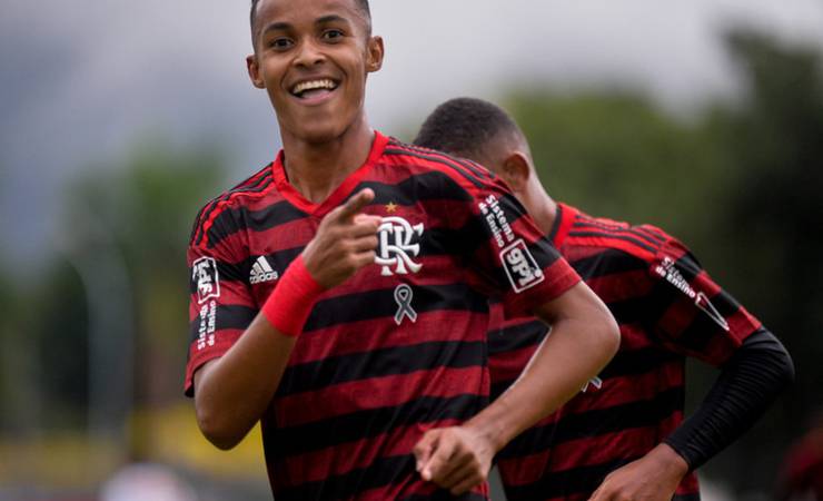 Lázaro vai operar o joelho neste domingo e previsão é que retorne ao Flamengo após um mês