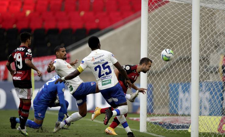 Em enquete, gol de Everton Ribeiro pelo Flamengo é eleito mais bonito do Brasileiro