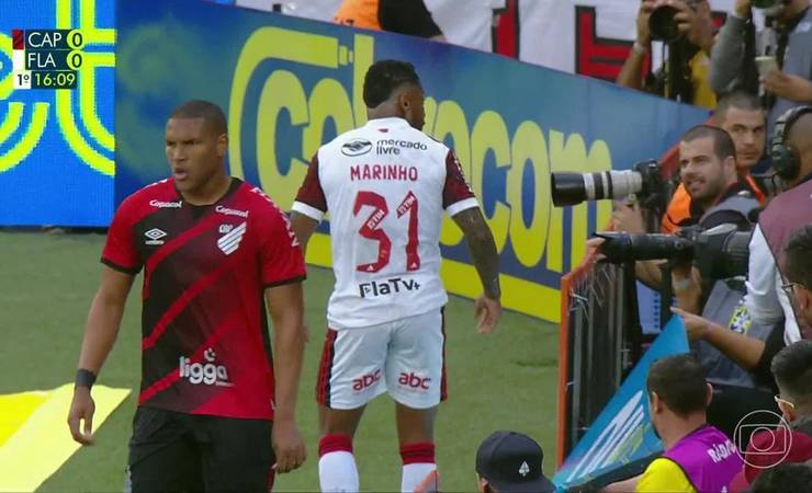 Torcedor do Athletico-PR joga líquido em Marinho, do Flamengo, e leva bronca de árbitro do jogo