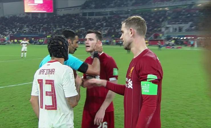 Robertson diz a Mané que "vai pegar" Rafinha, que leva entrada dura e tira satisfação. Veja vídeos