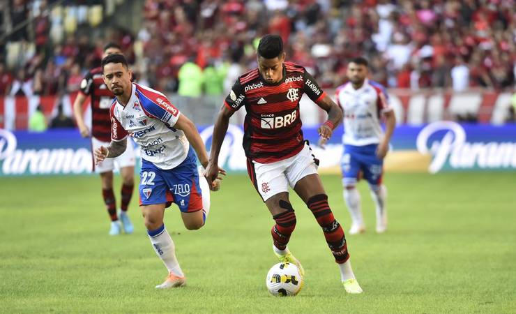 Pablo, David Luiz e Bruno Henrique levam amarelo e desfalcam o Flamengo contra o Bragantino