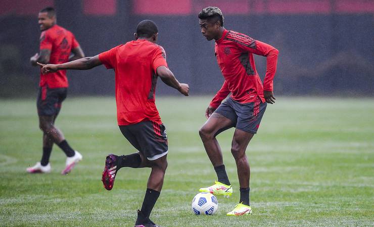 Em transição, Bruno Henrique realiza parte de treino com elenco do Flamengo; Filipe Luis vai a campo