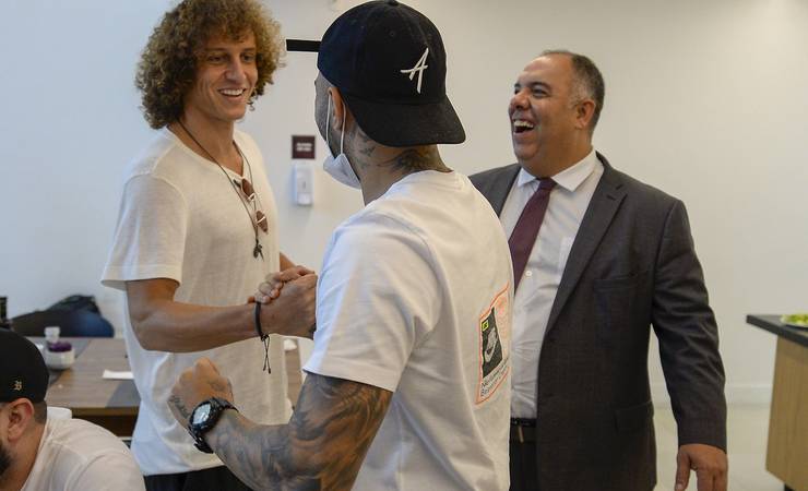 Braz diz que o Flamengo está atento ao mercado, mas não confirma interesse em Daniel Alves