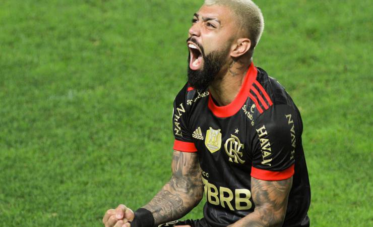 De volta à Vila, Gabigol faz três, chega aos 97 e passa Sávio em artilharia histórica do Flamengo
