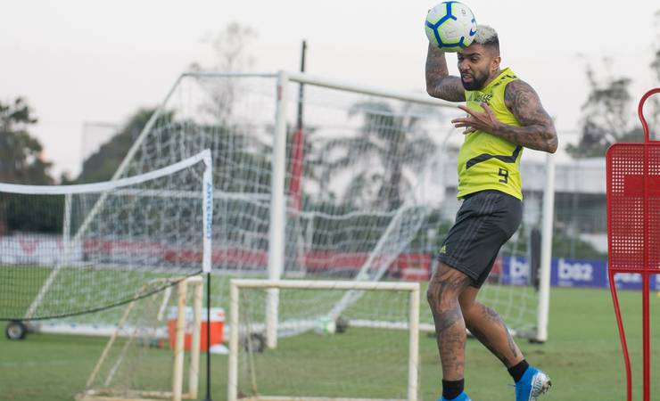 Gabigol e Lincoln voltam a treinar com bola e aumentam chance de enfrentar o Vasco no sábado