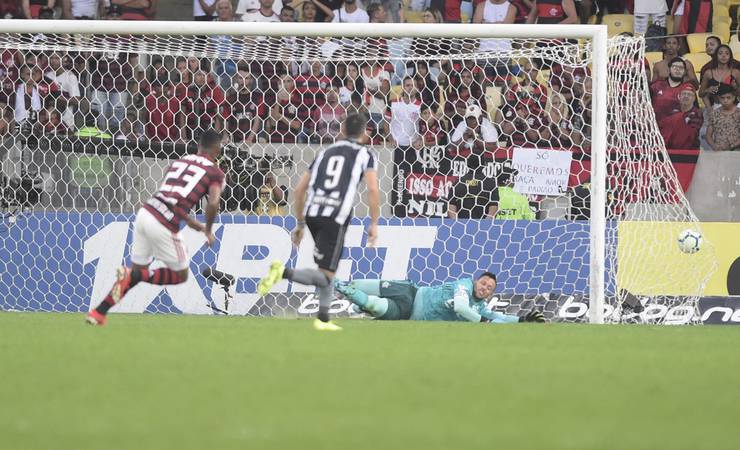Defesa mais vazada nos últimos cinco anos é desafio do Flamengo atrás da liderança do Brasileirão