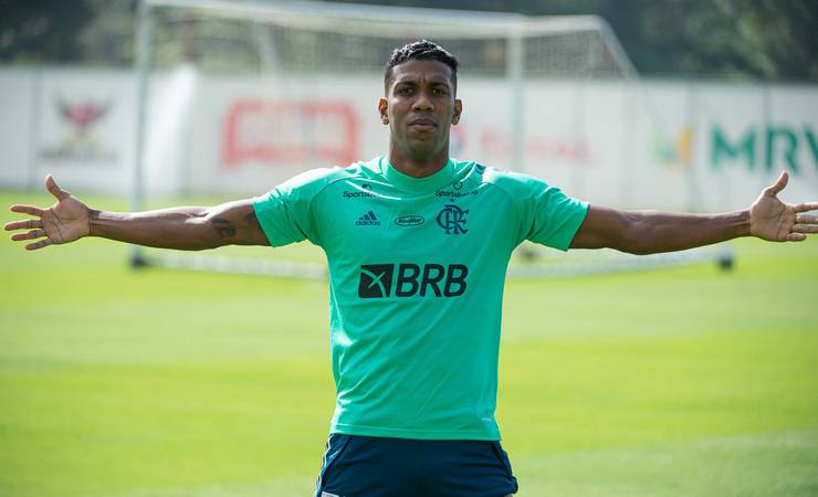 Flamengo encaminha liberação de Berrío para clube dos Emirados Árabes