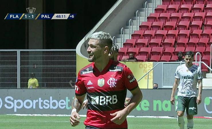 Divergência por renovação tira Arrascaeta de Flamengo x Vasco; clube informa lesão