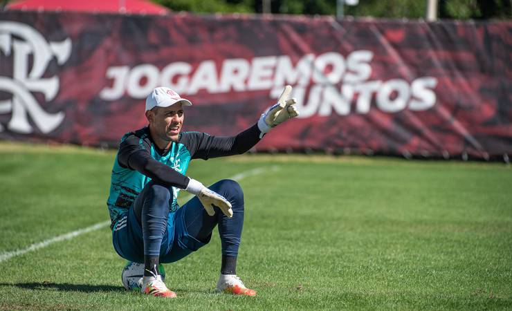 Fora de viagem para a Libertadores, Diego Alves testa negativo em novo exame de Covid-19