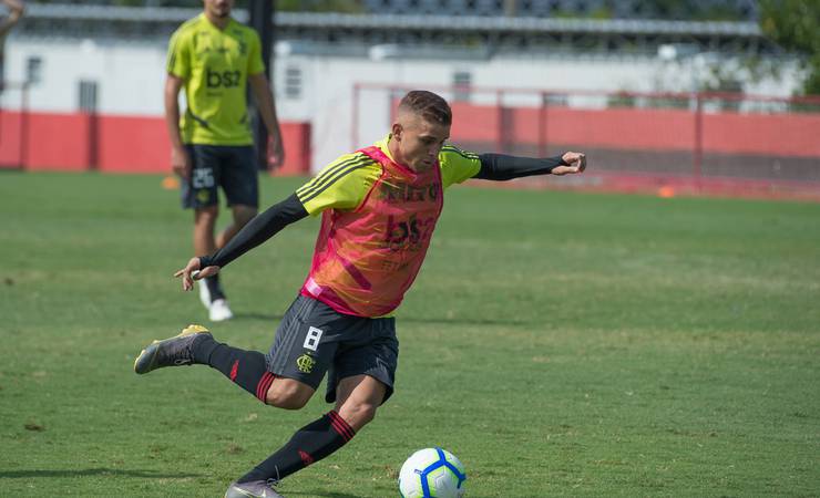 Cuéllar se apresenta a Colômbia na segunda-feira e desfalca o Flamengo contra o Corinthians