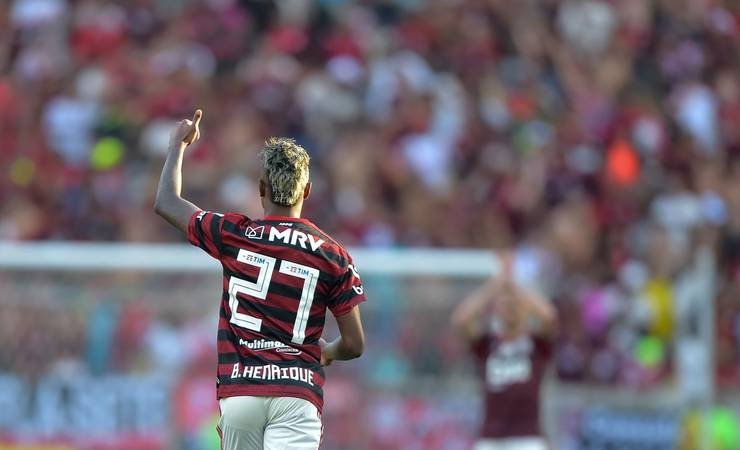 Craque do jogo, Bruno Henrique faz três gols pelo Flamengo, ganha bola e pede música de Ferrugem