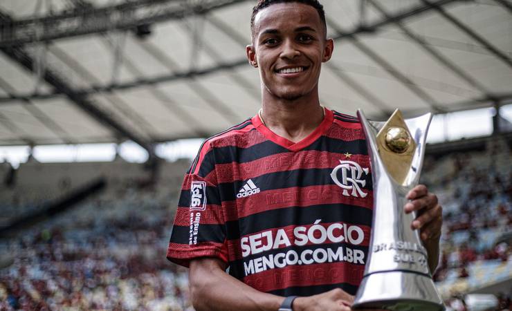 Com multa milionária recorde na base, Flamengo acerta renovação com joia de 17 anos até 2025
