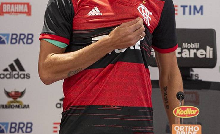 Isla revela conversa com Vidal sobre o Flamengo e se coloca à disposição de Dome para estrear contra o Santos
