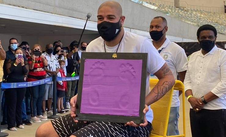 Adriano Imperador é homenageado e coloca os pés na Calçada da Fama do Maracanã