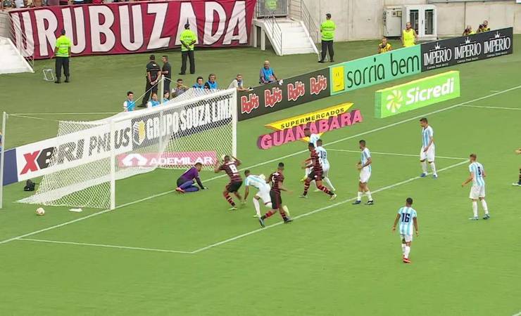 Aposta do Flamengo para a lateral, Matheuzinho deixa boa impressão em estreia nos profissionais