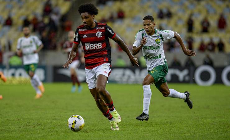 Flamengo recebe proposta do Panathinaikos, e Vitinho aguarda definição