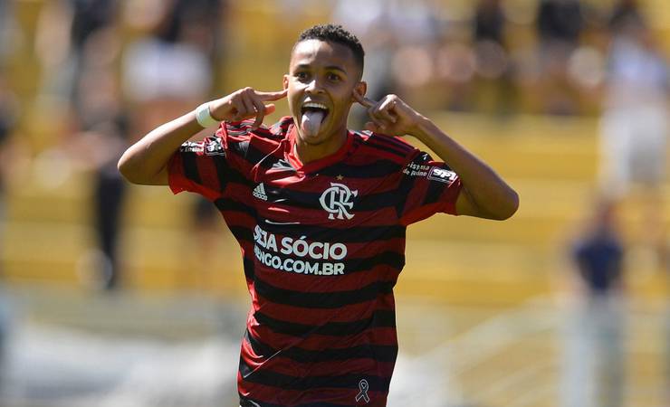 Clube da segunda divisão inglesa mostra interesse e conversa com o Flamengo por Lázaro