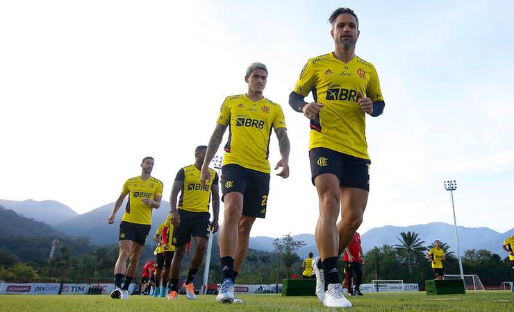 Escalação do Flamengo: Dorival mantém três volantes e opta por Diego Ribas contra o Tolima