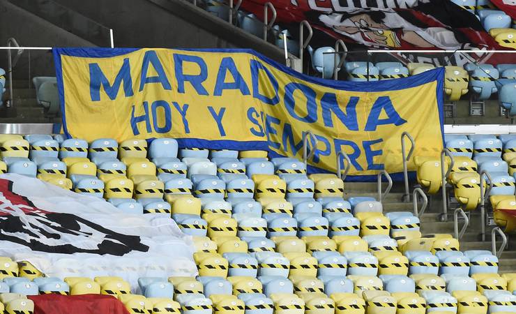 Flamengo x Racing: Maracanã tem faixas em homenagem a Diego Maradona
