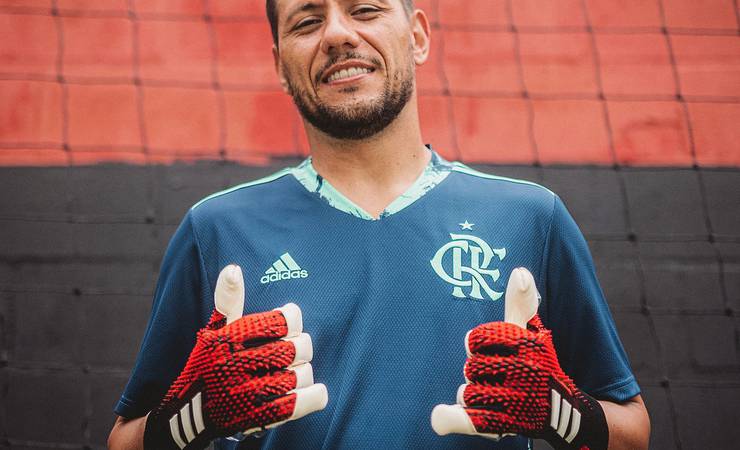 Com Diego Alves de modelo, fornecedor lança nova camisa de goleiro do Flamengo; veja imagens