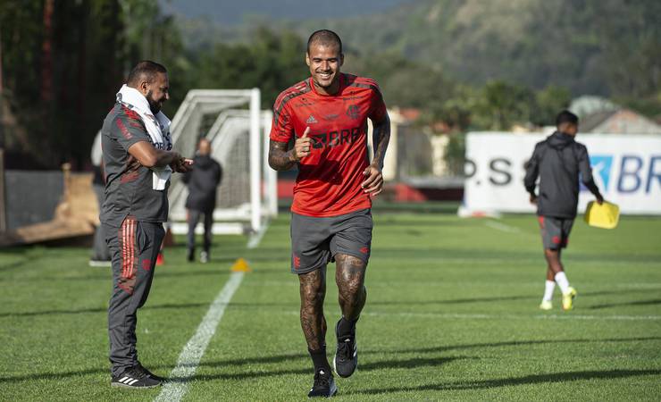 Flamengo se reapresenta após folgas; Rodrigo Caio e Kenedy participam do treino