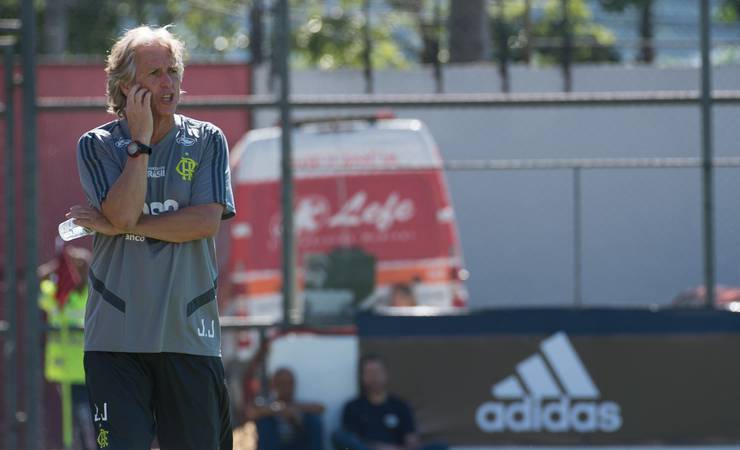 Enquete: torcida aponta contratação de zagueiro como prioridade para o Flamengo