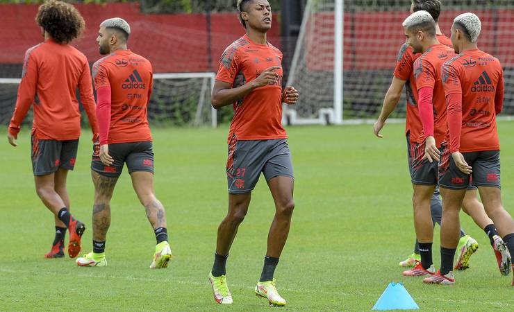 Flamengo faz os ajustes para novo duelo com o Grêmio; Bruno Henrique fica à disposição