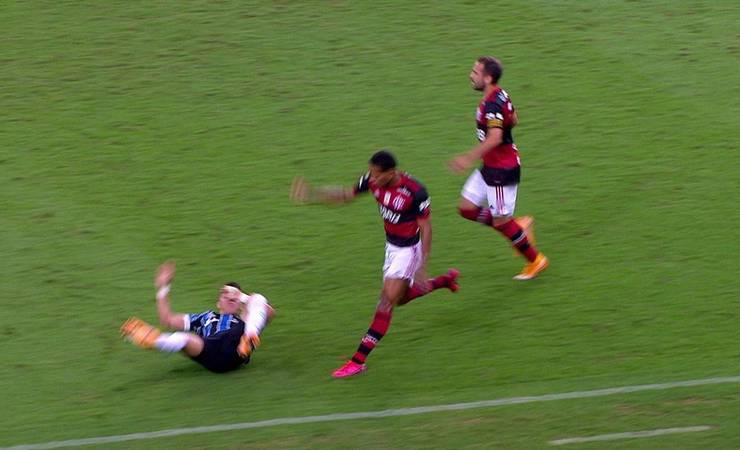 João Lucas, do Flamengo, tem lesão na coxa e está fora da partida contra o Botafogo