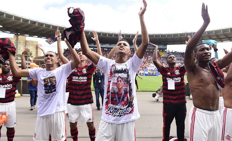 Jovens do Flamengo dedicam título do brasileiro sub-17 aos "Garotos do Ninho"