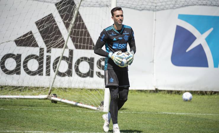 Após seis meses de recuperação, César volta a treinar com goleiros do Flamengo