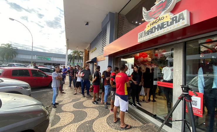 Torcedores do Flamengo tentam comprar ingressos para possível jogo contra o Botafogo em Brasília