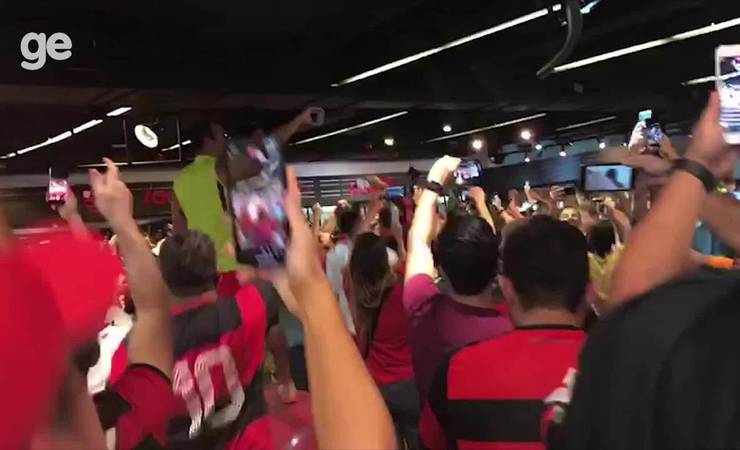 Torcedores do Flamengo de todo o país lotam a Gávea e fazem a festa na manhã de decisão contra o Grêmio