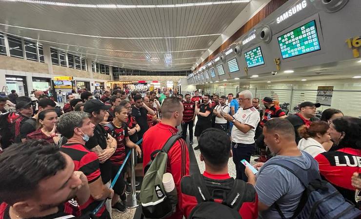 Torcedores do Flamengo sofrem para embarcar para o Rio: "Ganha quem grita mais"