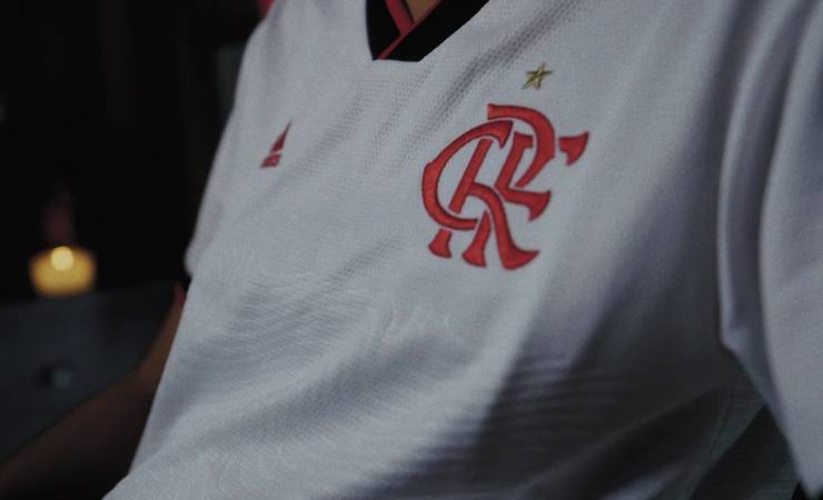 Ao ritmo de funk, Flamengo lança novo uniforme 2 para a temporada 2022