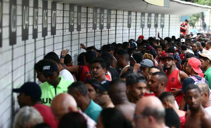 Flamengo promete expulsar sócios-torcedores que revenderem ingressos na internet