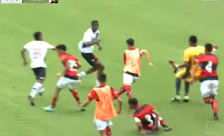 Flamengo goleia o Vasco, avança no Carioca sub-15, e jogo termina em confusão