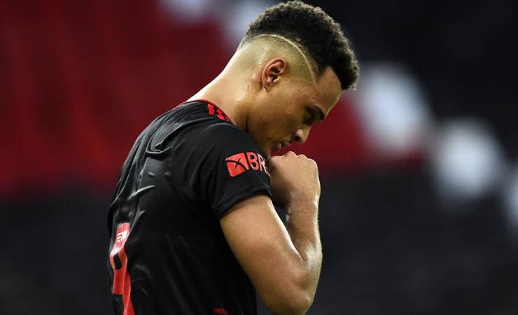 Flamengo fecha venda de Muniz ao Fulham, e atacante viaja para se apresentar ao novo clube