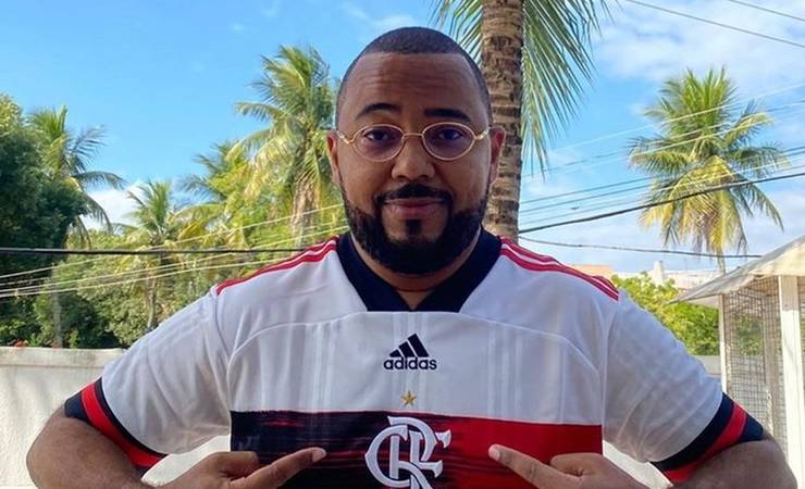 Nas redes sociais, Dudu Nobre exibe nova camisa 2 do Flamengo