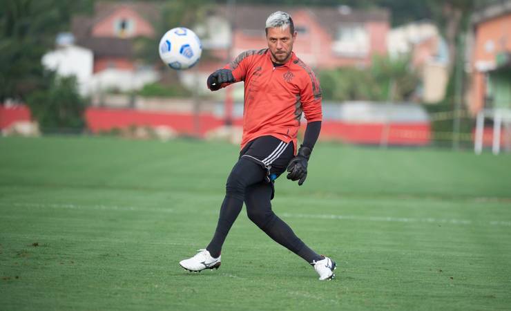 Escalação do Flamengo: Diego Alves tem chance de voltar, e dúvida é quem substitui Vitinho