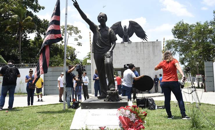 Defensoria Pública diz que famílias de vítimas de incêndio podem pedir revisão de acordos com Flamengo: "Nada fizeram" Valor Produtos Central do Leitor Siga o Valor