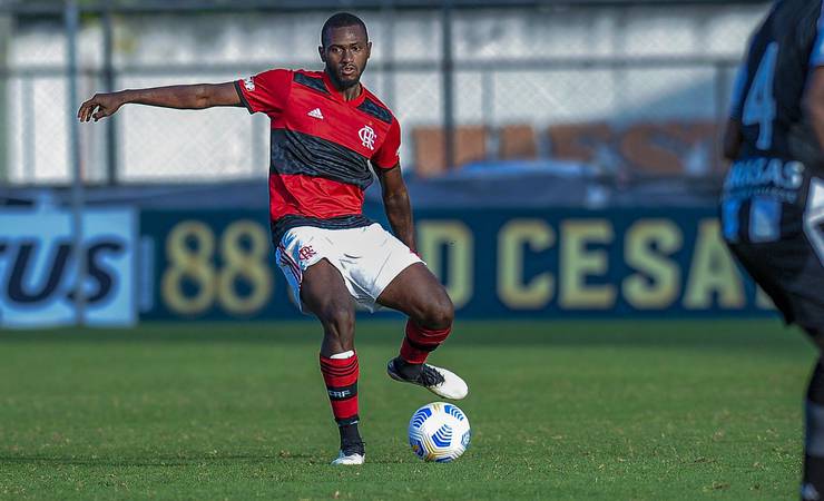 Sampaio anuncia a contratação do zagueiro Otávio, ex-Flamengo
