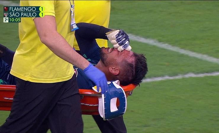 Na volta ao time titular, Diego Alves sai de maca, mas médico do Flamengo tranquiliza: "Só câimbra"