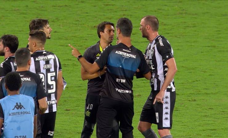 Carli x Jesus, Marí x Valentim: Botafogo x Flamengo tem discussões entre técnicos e jogadores